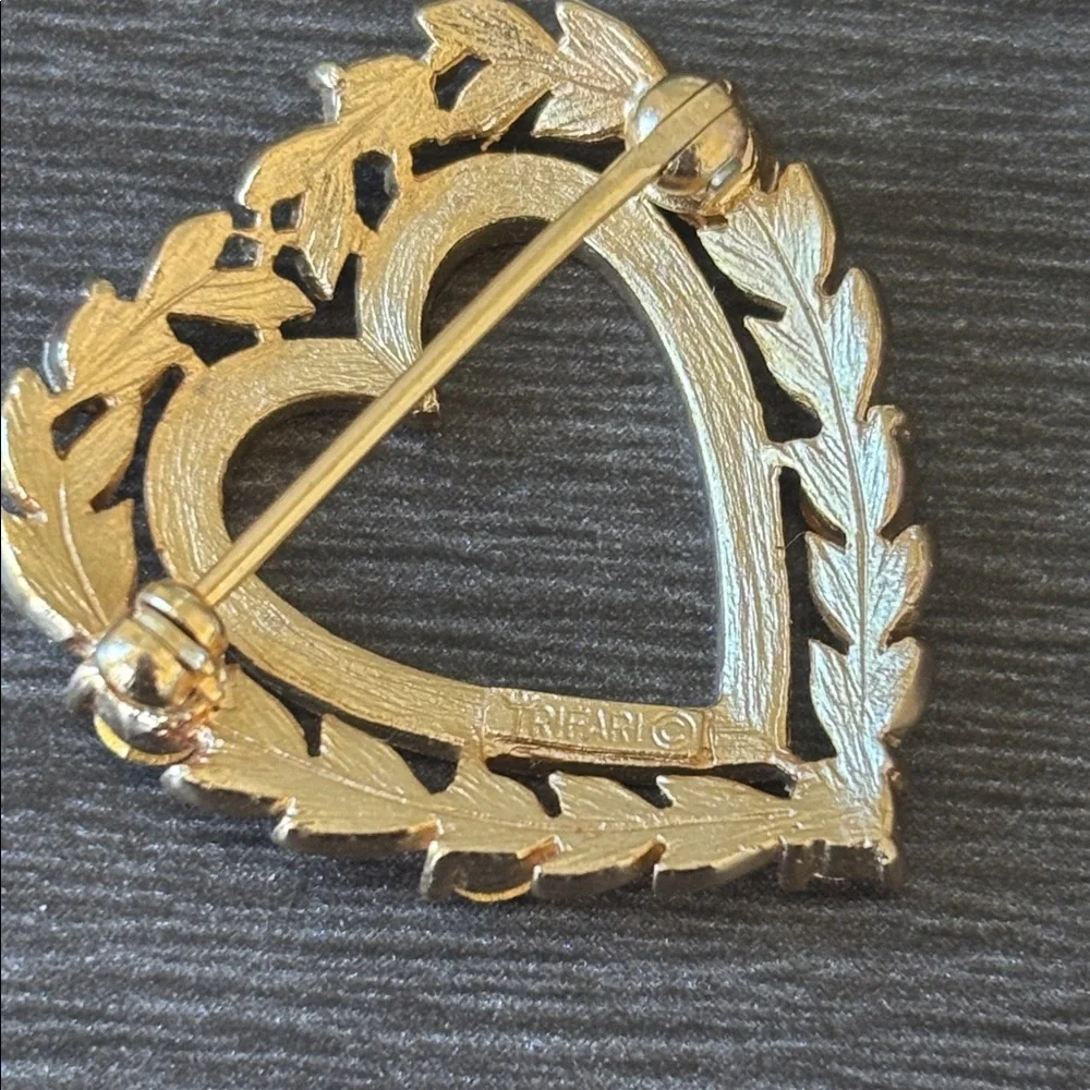 Vintage Crown Trifari “Dearest Heart”‎ Gold Toned Brooch Multicolor Rhinestones